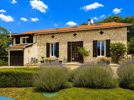 maison isolée avec piscine et vue imprenable