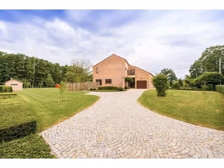 villa met privébos op een perceel van 4.350 m²