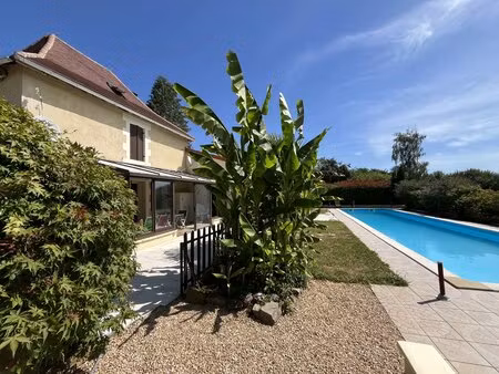 maison familiale impeccable avec piscine et grand jardin