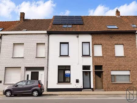 volledig gerenoveerde woning met 3slpk  tuin en uitweg!