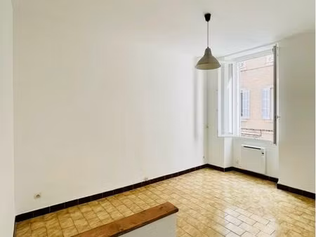 t2 traversant lumineux rénové – 33 57 m² – marseille 6e