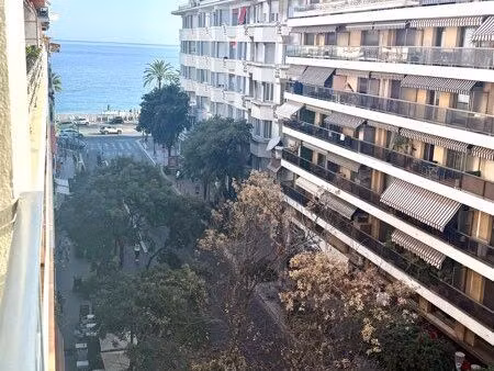 studio moderne avec vue mer