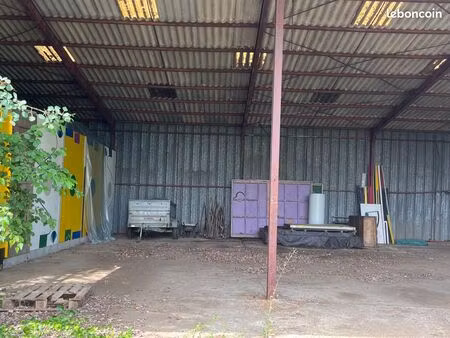 place de parking ou d'hivernage sous hangar