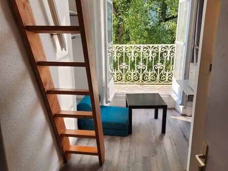 petit studio avec balcon