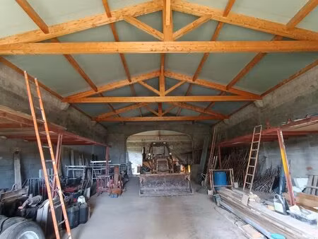bâtiment 300 m2 sur 3000 m2 de terrain . divisé en 2 lots
