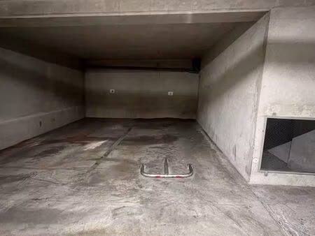 grand parking 14m2 sécurisé