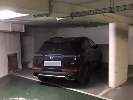 très grande place de parking en sous-sol - résidence sécurisée - les pavillons-sous-bois -