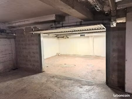 grand garage de 25 m²