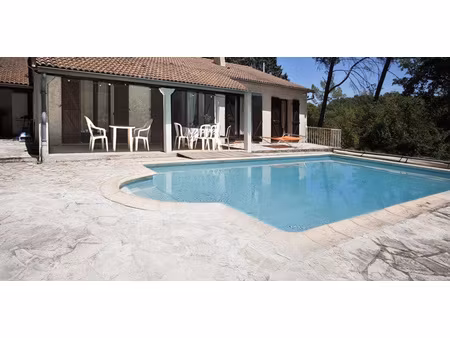 villa de plain pied de 128 m² habitables avec studio  piscine et garage