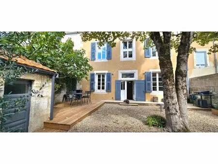 maison de ville de type 9  surface habitable de 180 m²  avec jardin et dépendance