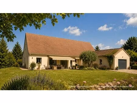 villa moderne parfaitement achevée avec garage et jardin à distance de marche d'une...