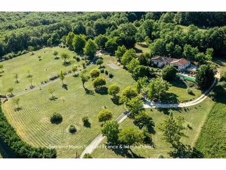 calme absolu et vue dégagée pour cet ensemble immobilier de 3 maisons avec 3 piscines sur.