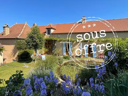 ferme de caractère rénovée  avec maison d'amis et garage  sur 12 hectares de terrain