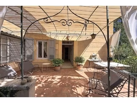 appartement de charme avec jardin et grands garages au coeur d