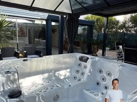maison lumineuse 3 chambres – extérieurs soignés  spa et grande pièce de vie