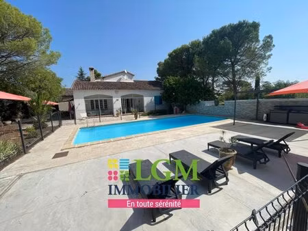villa familiale avec piscine  terrasses et grand jardin paysagé