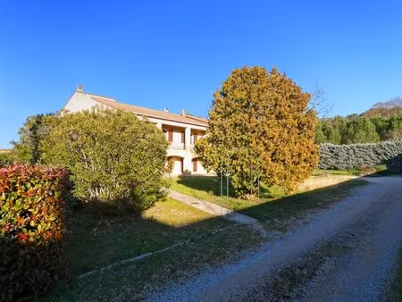 volumes généreux et sérénité aux portes de la ville : 267m2 sur terrain de 1785 m2  idéale