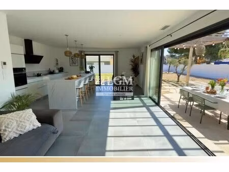 maison récente de 2021 – 107 m² de plain-pied avec pièce de vie lumineuse et extérieur à..