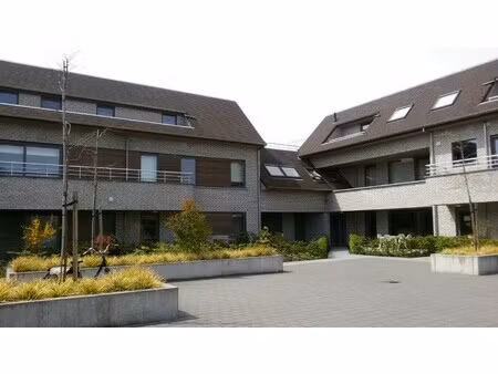 ruim gelijkvloersappartement met groot terras en 2 slaapkamers.