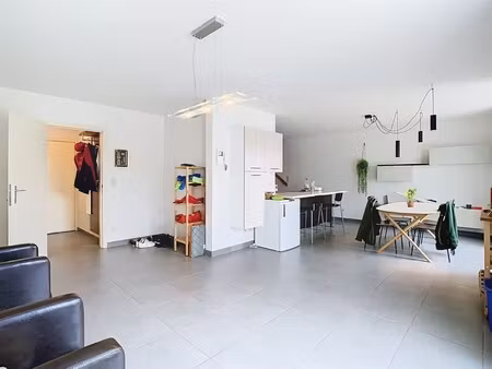 ruim appartement met tuin en staanplaats