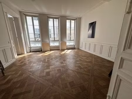 bureau prestigieux de 77 m2 en location - canal saint martin  château d’eau  porte saint-d