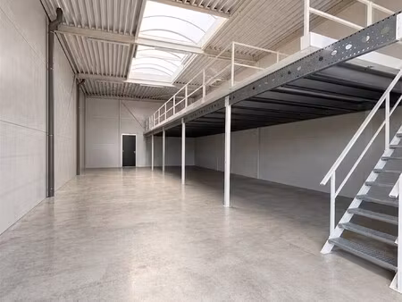 modern magazijn te lier met sectionaal poort en 2 autostaanplaatsen