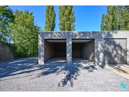 garagebox van ca.25 m² met automatische poort te izegem