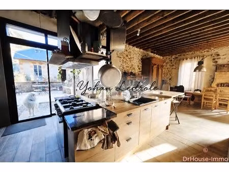 propriété 7 pièces 340m² avec dépendances et jardin.