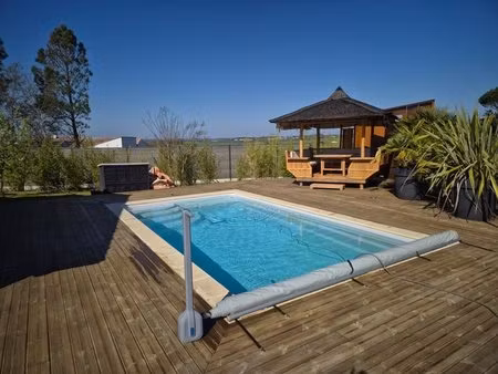 prestation qualitative : plain-pied de 125 m2  parcelle paysagée de 1400 m2  piscine et...