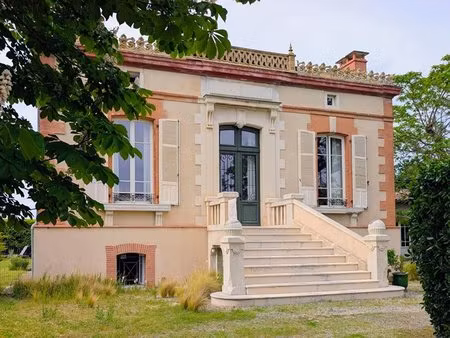 maison de maître de 282 m² avec 5 chambres  dépendance et piscine sur terrain de 1585 m²
