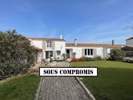 charron. maison ancienne à fort potentiel à rénover avec jardin piscinable et garage