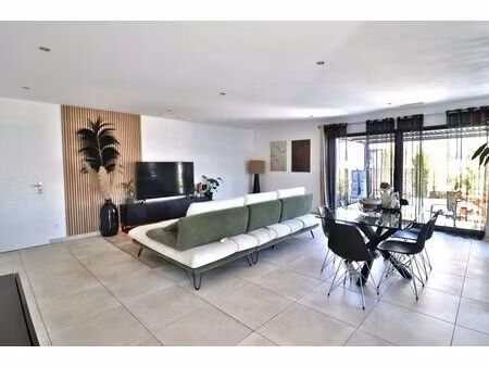 villa 4 pièce(s) 102 m2 sur un terrain de 336m² avec piscine