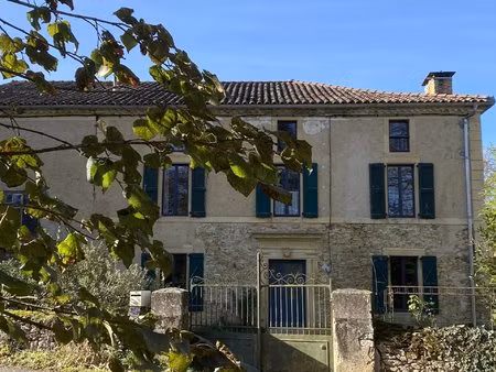 aulon  authentique maison de 118 m²   dépendances  1 421 m² de terrain