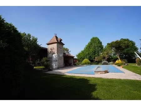 maison de maître 10 pièces   dépendance 140m²   piscine 1h de bordeaux  3h de paris