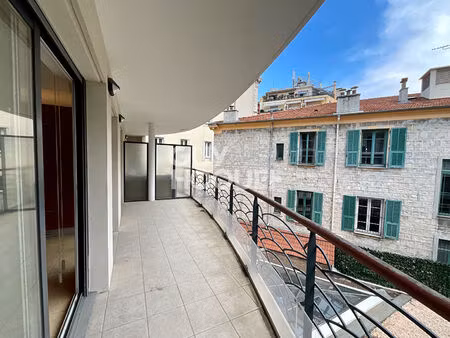 carré d'or - 2 pièces avec terrasse et garage à 550 m de la mer