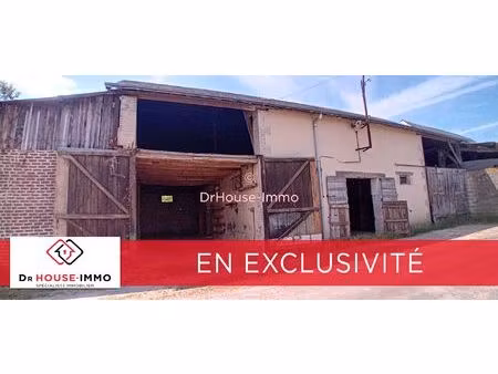 399 m2 de bâtiments et un appentis de 90 m2 sur un terrain de 1 310 m2 environ.