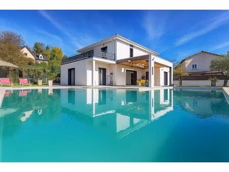 villa contemporaine de 217 m² avec piscine en l — calme  élégance et confort absolu