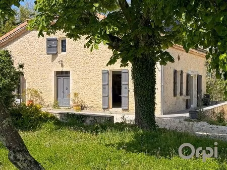 en campagne  isolée  maison ancienne rénovée avec dépendances et terrain attenant