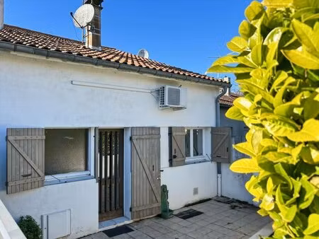 lectoure  non loin du centre ville  maison avec garage et extérieur