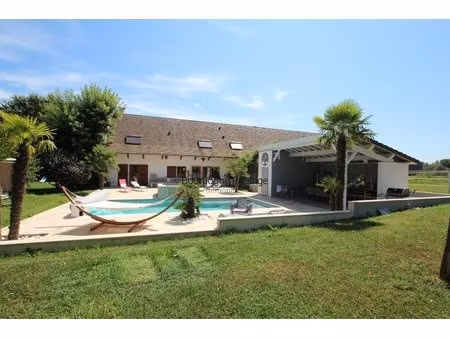 une belle propriete renovee avec dependances equestres et piscine a deux bassins