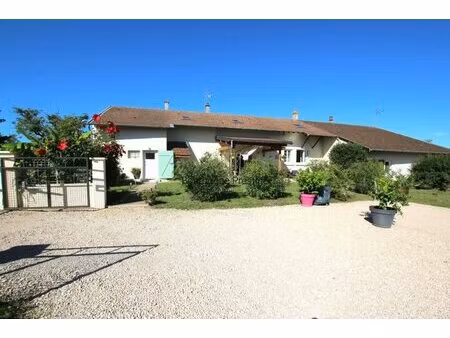 a l'est de tournus  un ancien corps de ferme renove de 161 m² sur un terrain de 1271 m²