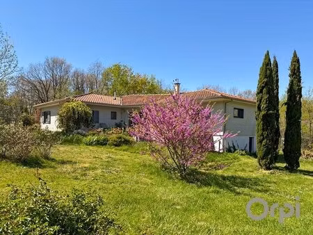 non loin de fleurance sur une parcelle boisée de plus de 2 hectares  maison individuelle..