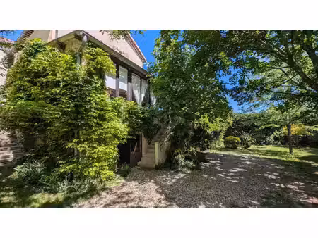 maison avec 2 gîtes sur terrain attenant de plus de 2100 m²