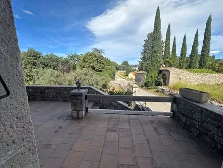 maison en pierre chandolas