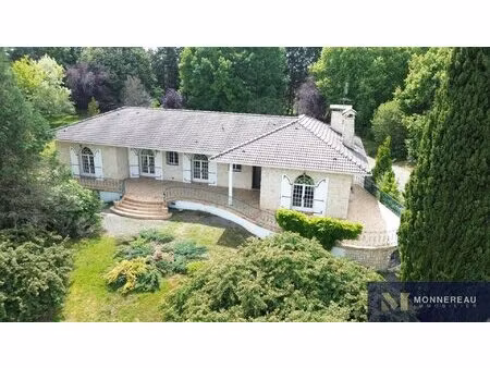 belle maison en pierre avec grand terrain