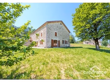 authentique ferme du vercors rénovée de 164m² avec 200m² de dépendances et terrain arboré.