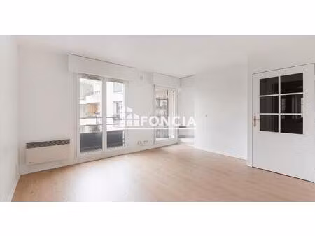 21 rue de la grange aux belles: studio avec vue degagee avec balcon