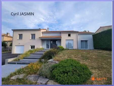 maison familiale unique avec vie de plain-pied  sous-sol  double garage et extérieurs impe