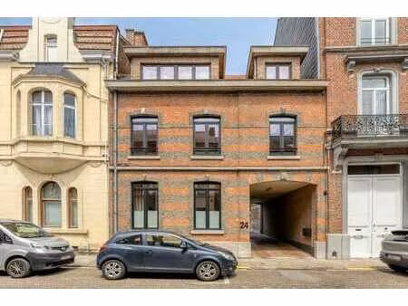 zeer ruim en vernieuwd twee slaapkamer appartement te koop!