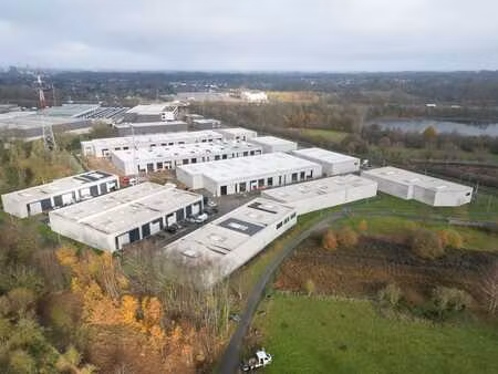 bâtiment professionnel flambant neuf près de l’e40